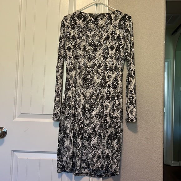 Woman’s Dress - Picture 2 of 3